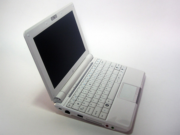 Asus Eee PC 1000 tre quarti