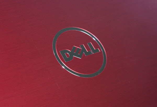 Logo DELL cromato al centro della cover