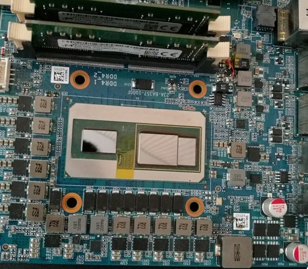 motherboard di Intel NUC con Intel Core e GPU AMD