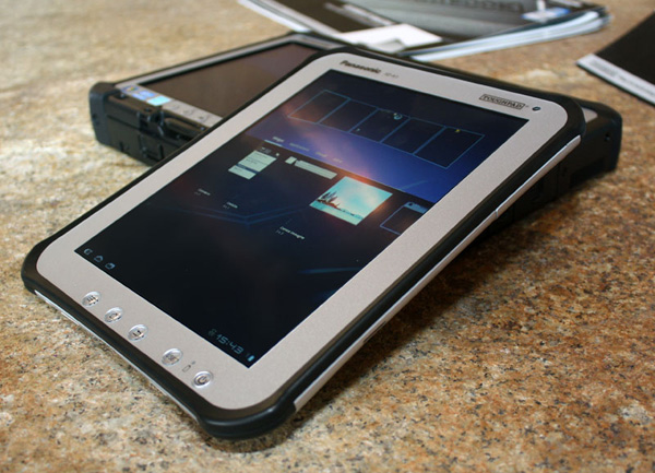 I due tablet Panasonic Toughpad FZ-A1 e Toughbook CF-D1 insieme